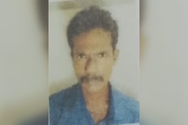 ഹോട്ടൽ ജീവനക്കാരനെ മരിച്ചനിലയിൽ കണ്ടെത്തി  Hotel employee found dead in Kollam  Man found dead in Kollam  dead in Kollam  യുവാവിനെ മരിച്ചനിലയിൽ കണ്ടെത്തി  പൊലീസ്  ഇരവിപുരം പൊലീസ്  കൊല്ലം ജില്ലാ ആശുപത്രി  പോസ്റ്റ്‌മോർട്ടം  മോർച്ചറി