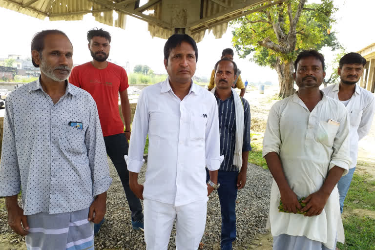 local weavers demand for railway line work in mau