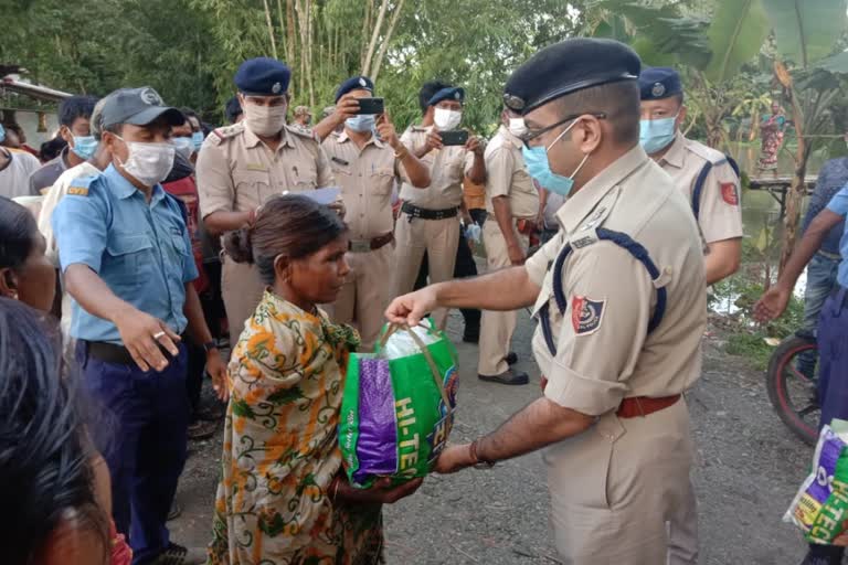 চাঁপাডাঙা বন্যা কবলিত এলাকায় খাদ্য সামগ্রী নিয়ে হাজির পুলিশ সুপার