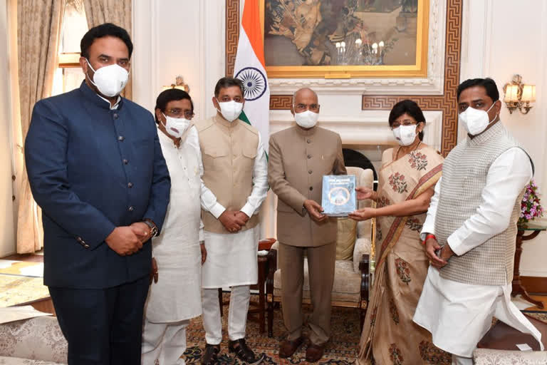 छत्रपती खासदार संभाजीराजे भोसले यांनी राष्ट्रपती  रामनाथ कोविंद यांची दिल्लीत भेट घेतली. यावेळी सर्व पक्षाचे प्रतिनिधी उपस्थित होते.