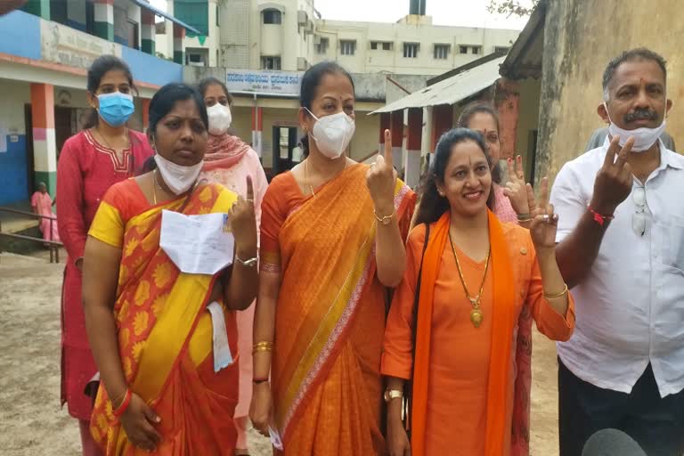 MP Mangala Suresh angadi Voted  in belgavi