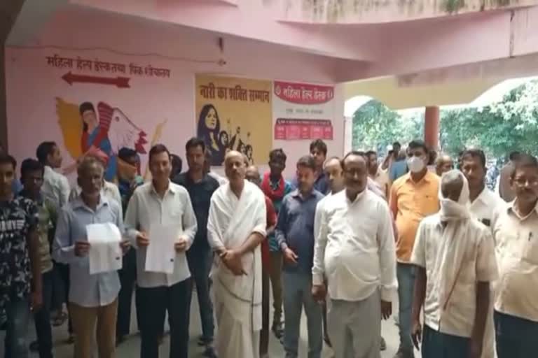 लेखपाल के खिलाफ प्रदर्शन.