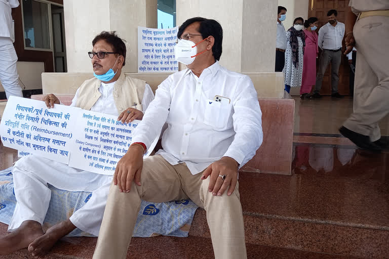 Protest by former MLA Dinesh Shadangi