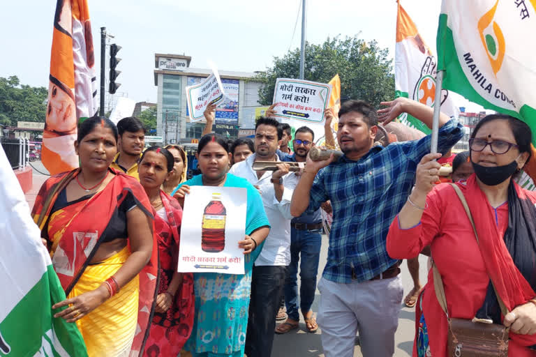 Congress workers protest against rising inflation in Patna