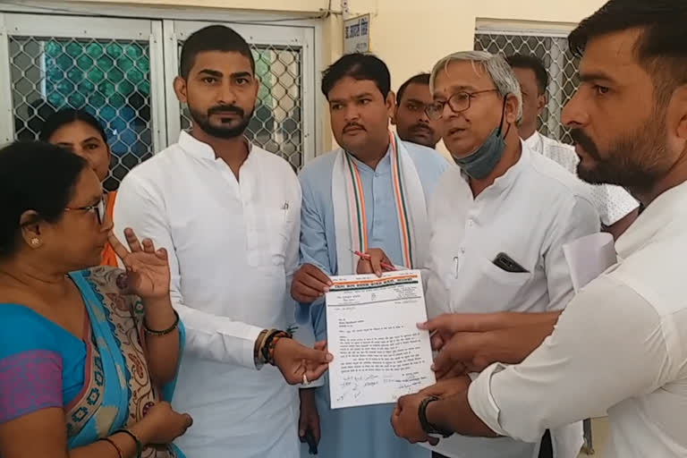 demand for keeping stray cattle in gaushala, congress minority cell gave memorandum in barabanki