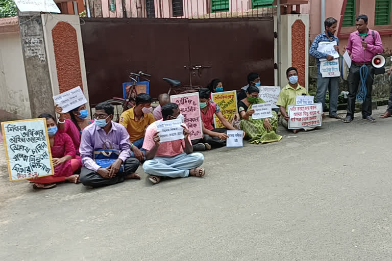 agitation outside Fisheries minister house at contai