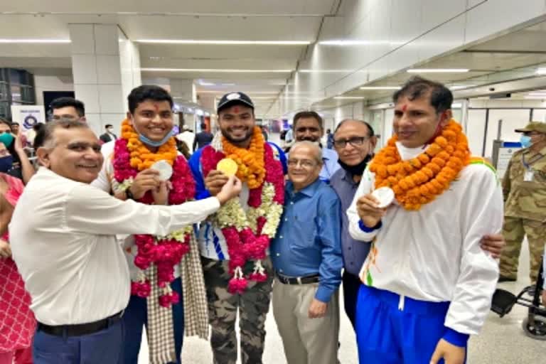 silver medalist Devendra Jhajharia  gold medalist Sumit Antil  टोक्यो पैरालंपिक 2020  tokyo paralympics 2020  स्वर्ण पदक विजेता सुमित अंतिल  सुमित अंतिल और देवेंद्र झाझरिया का स्वागत