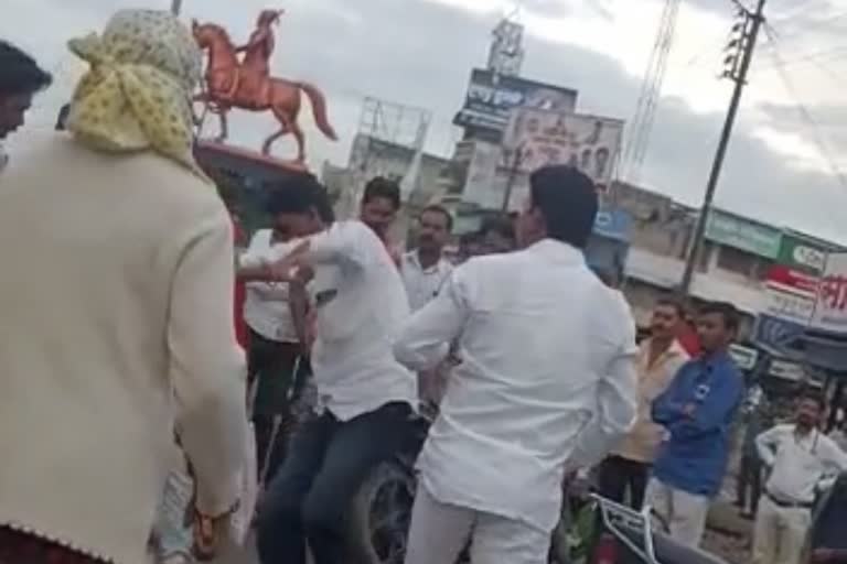 Fighting over a land dispute in kalamb osmanabad, video viral