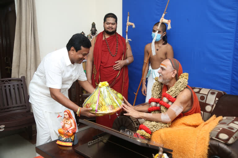 vellampalli-meet-saradha-peetadhipathi-swarupanandendra-swamy