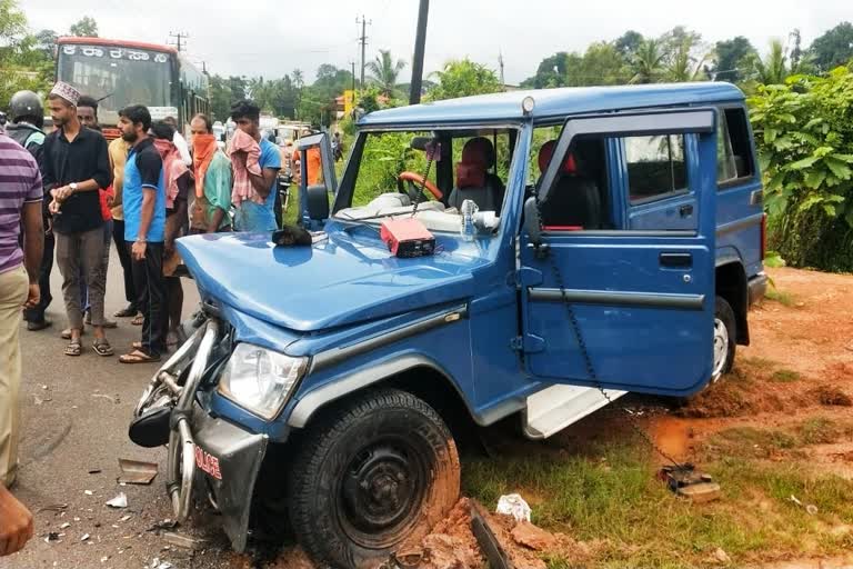accident-between-police-jeep-and-bolero-vehicle