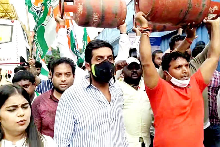 Statewide protest on non-reduction of oil and gas prices: Congress