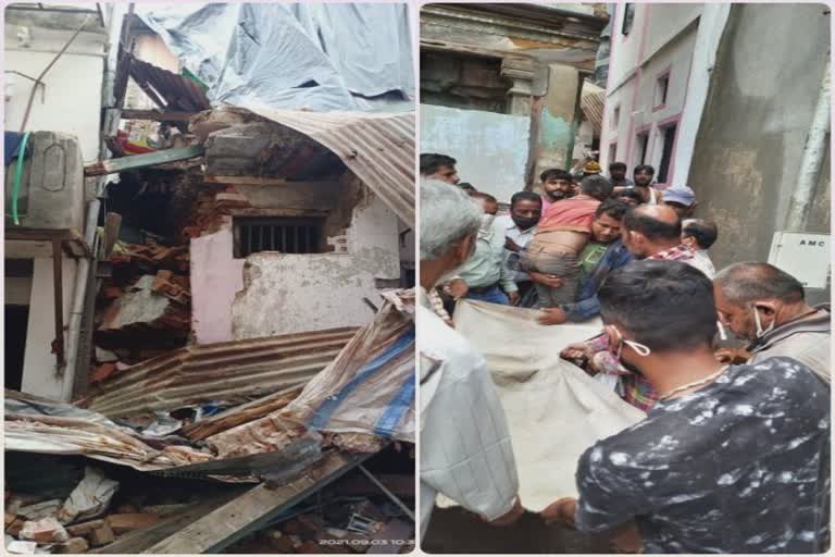 કાલુપુરમાં બે માળનું મકાન ધરાશાયી થયું, 3 દબાયાં, 1ને ગંભીર ઈજા થઈ