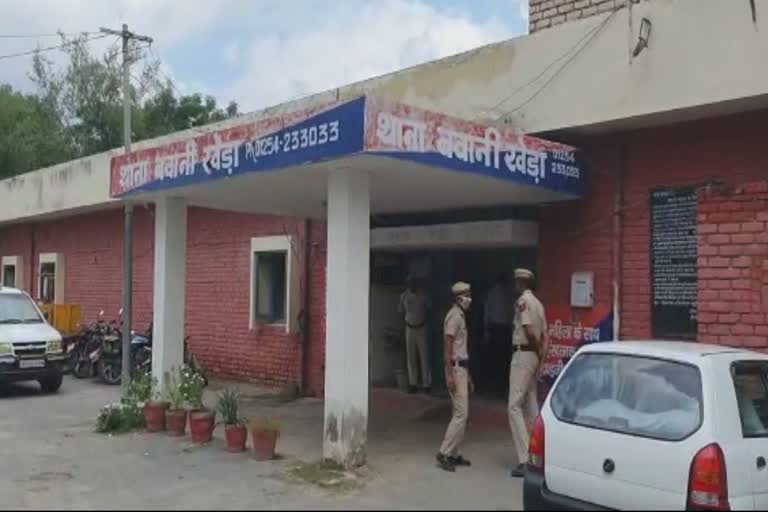 युवक आत्महत्या बवानी खेड़ा पुलिस स्टेशन बाथरूम