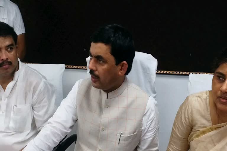 Minister Shahnawaz Hussain