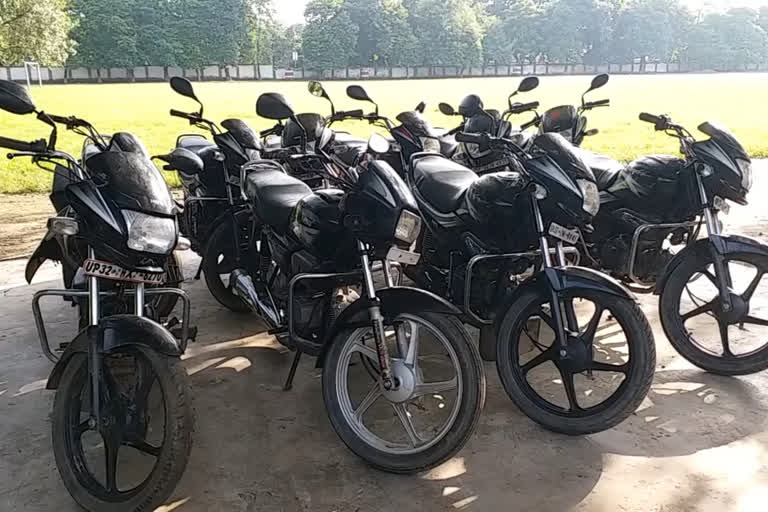 barabanki police arrested gang that used forged documents to buy two wheeler