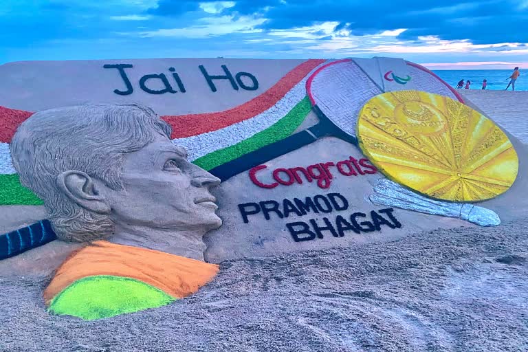 international Sand artist sudarsan pattnaik congratulates pramod bhagat with Sand art at Puri beach for gold medal at Paralympics