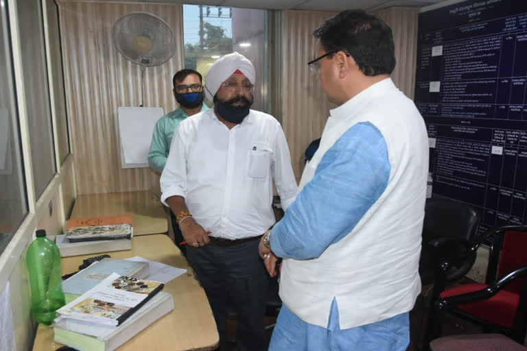 chief-minister-pushkar-dhami-did-surprise-inspection-of-mdda-office