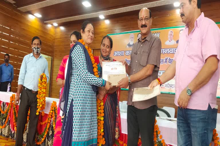 honored ASHA and Anganwadi workers