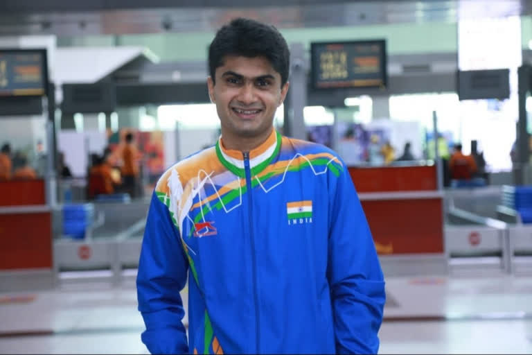Suhas Yathiraj clinches silver in badminton SL4 class