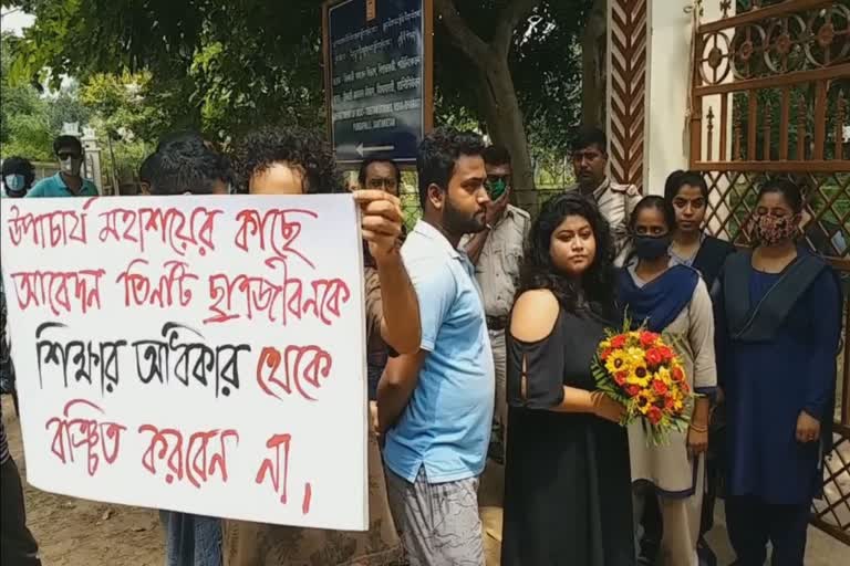 শিক্ষক দিবসে উপাচার্যকে শ্রদ্ধা জানাল ছাত্রছাত্রীরা