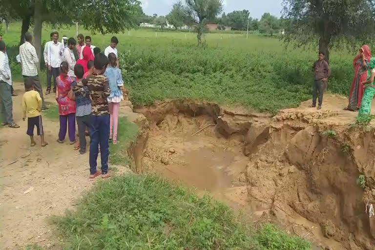 खाटूश्यामजी के निकट गांव,  ढाणी ग्राम पंचायत, 20 परिवार का संपर्क टूटा, Villages near Khatushyamji,  Dhani Gram Panchayat , rain-washed approach road