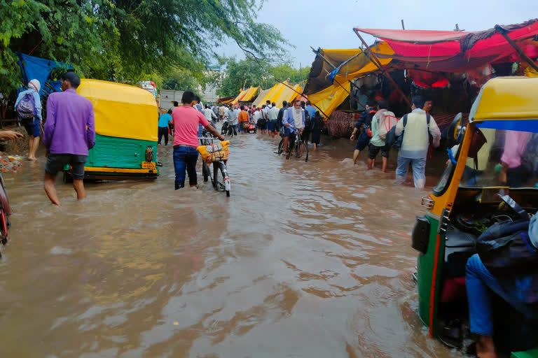 water logging in sangam vihar in delhi