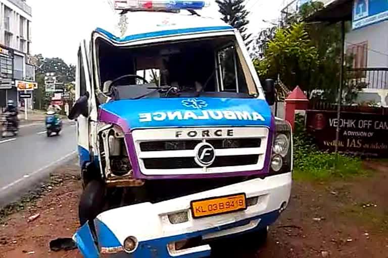 Ambulance accident in Thiruvalla  Thiruvalla  pregnant woman  തിരുവല്ലയില്‍ ആംബുലന്‍സ് അപകടം  ഗർഭിണിയുൾപ്പെടെ നാലു പേർക്ക് ഗുരുതര പരിക്ക്