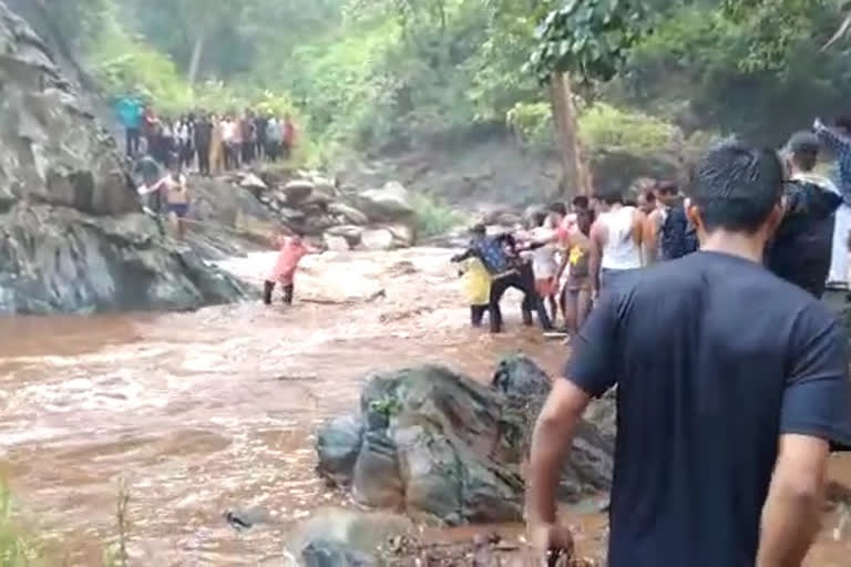 Tourists who went to see Ranidahra Falls were trapped in the flash floods in kawardha
