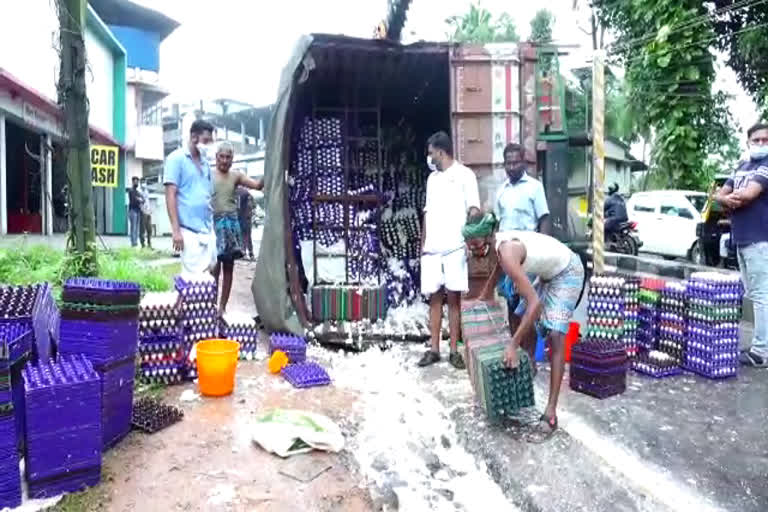 മേഞ്ചരിയിൽ ലോറി അപകടം  മേഞ്ചരിയിൽ ലോറി അപകടം വാർത്ത  സംഭവം ലക്ഷ്യസ്ഥാനത്തെത്താൻ ഒരു കിലോമീറ്റർ ശേഷിക്കെ  മഞ്ചേരിയിൽ ഹെവി ലോറി മറിഞ്ഞ് അപകടം  Heavy lorry accident  Heavy lorry accident news  Heavy lorry accident latest news  manjeri accident news  manjeri lorry accident news  Heavy lorry accident in manjeri no casualty  accident news  heavy lorry accident news