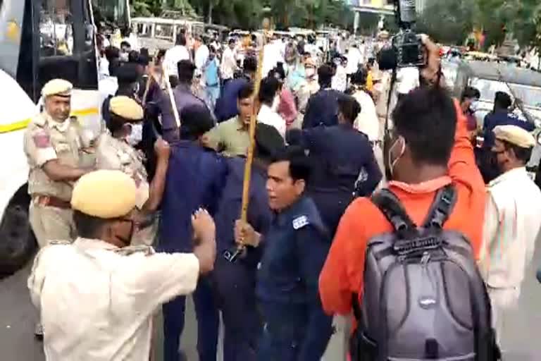 lathi charge on congress workers