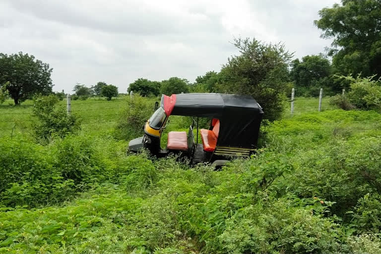 A truck hit a rickshaw on Paithan-Aurangabad road