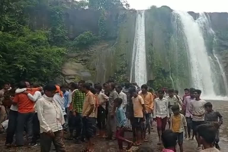 2 youths from Jalgaon drowned in waterfall