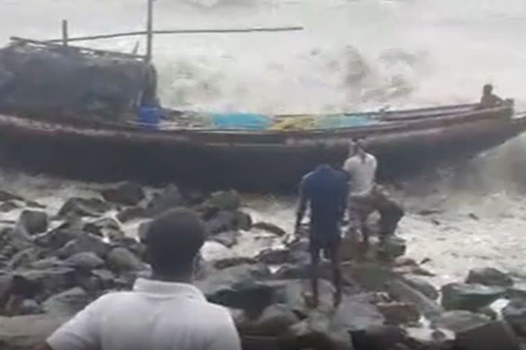 with-six-fishermen-a-fishing-trawler-came-floating-to-digha-coast-in-east-medinipur