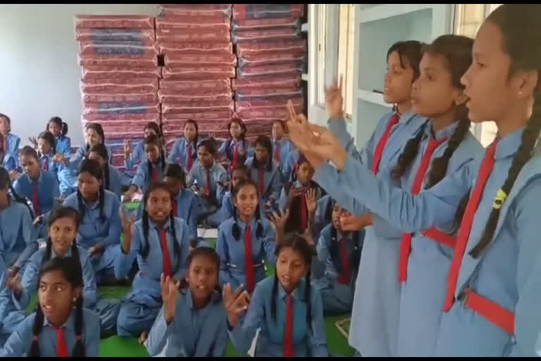bachpan-ka-pyar-sahdev-dirdo-school-girls-are-taking-music-education-in-naxalgarh-area-of-kanker