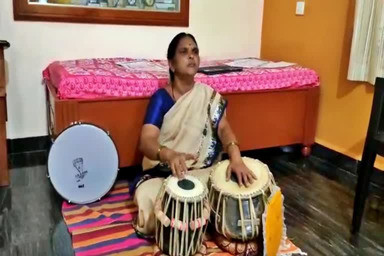 teacher-kamala-narasari-who-famous-for-tabla-in-hubballi