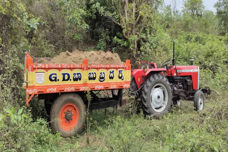 అక్రమంగా ఇసుక తరలింపు.. ట్రాక్టర్ సీజ్