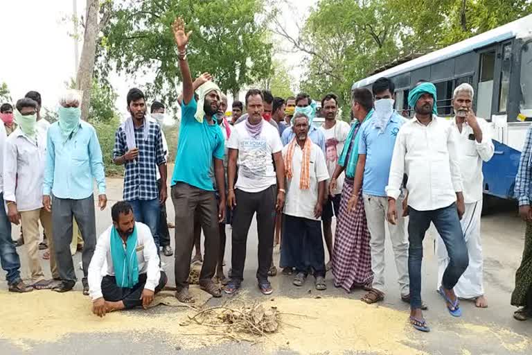 Farmers protest for not buying grain in ikp centers in khanapur