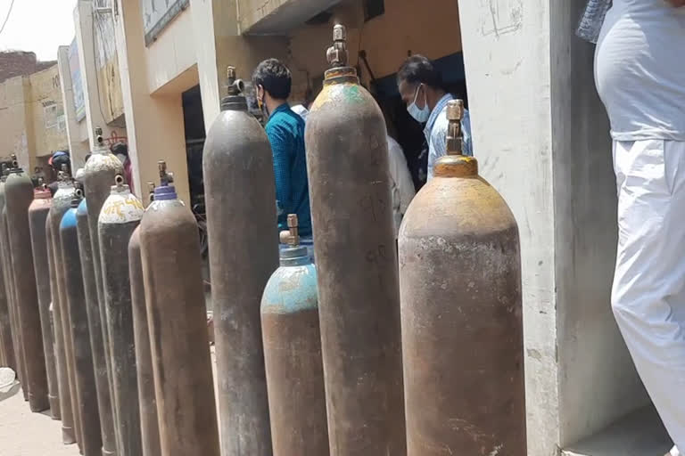 Muzaffarnagar, Uttar Pradesh oxygen shortage in India oxygen cylinders in Muzaffarnagar second wave of covid Oxygen shortage Oxygen shortage Uttar Pradesh Oxygen shortage Muzaffarnagar ഉത്തർപ്രദേശ് ഉത്തർപ്രദേശ് കൊവിഡ് ഓക്സിജൻ ക്ഷാമം ഉത്തർപ്രദേശിൽ ഓക്സിജൻ ക്ഷാമം