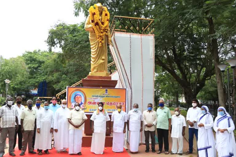 அன்னை தெரசாவின் நினைவு தினத்தை முன்னிட்டு அவரது சிலைக்கு மலர் தூவி மரியாதை