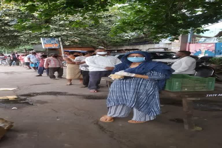 Free meals in Delhi slums