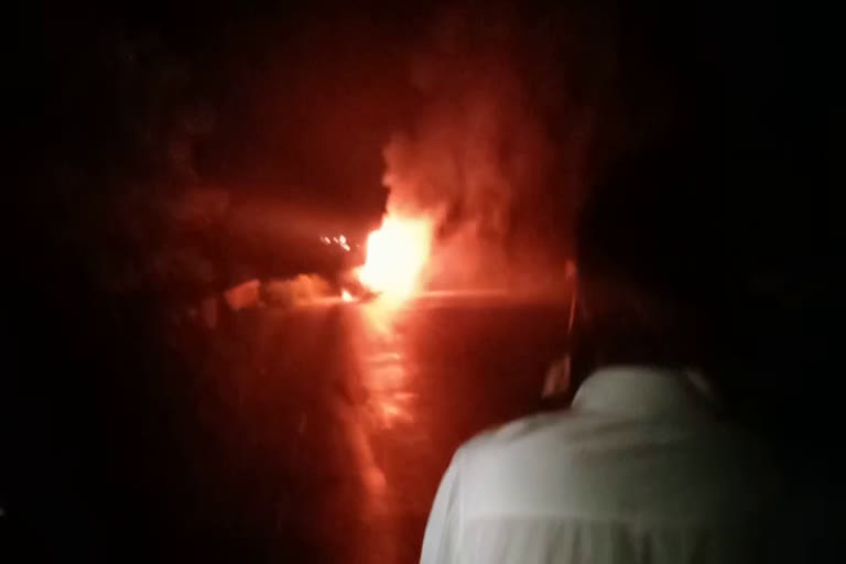  Fire on car in chikmagaluru 