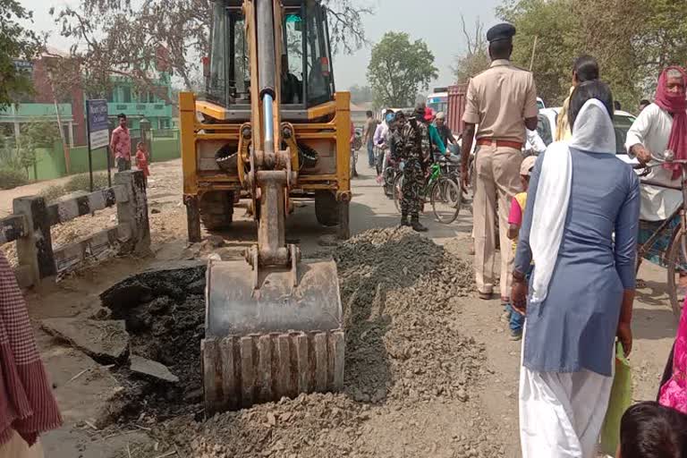 Approach road broken in Kaimur