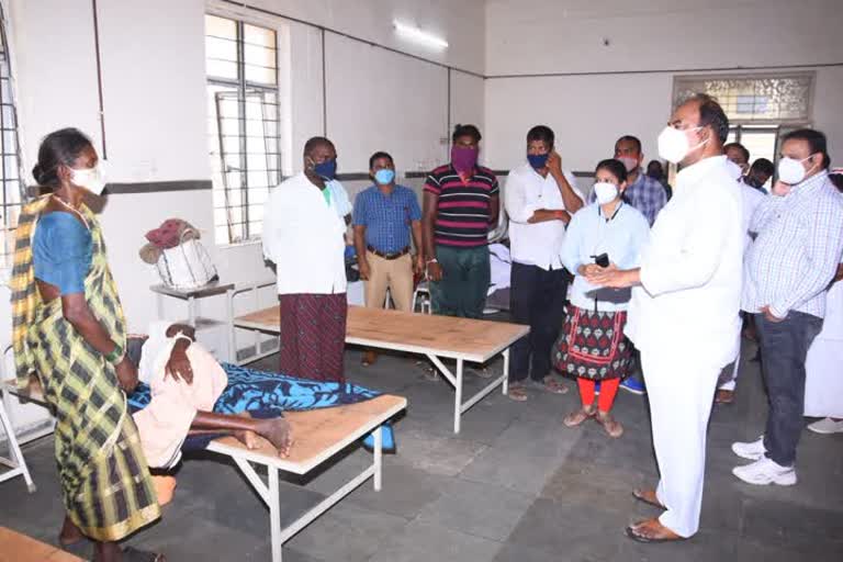 mla bandla krishna mohan reddy visited gadwal hospital