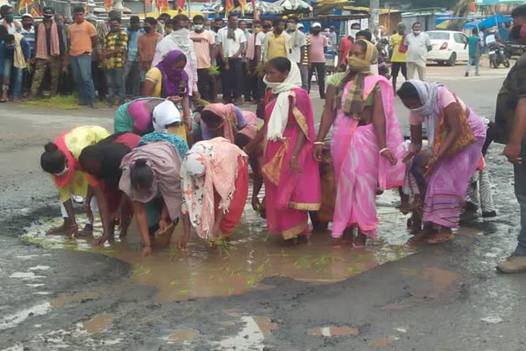 Pits on National Highway 143