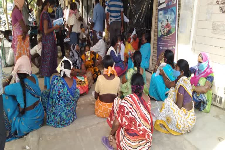 people waiting in front of banks, husnabad banks rush 