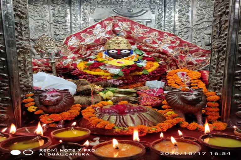 crowds of devotees gathered in temples on third day of navratri