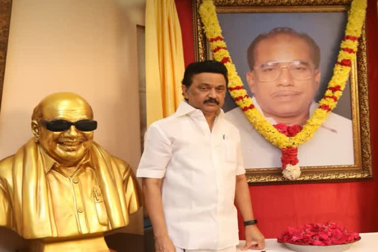 மறைத்த திமுக மூத்த தலைவர் இரகுமான்கானின் திருவுருவப்படத்தை திறந்து வைத்து மரியாதை செலுத்திய மு.க.ஸ்டாலின் !