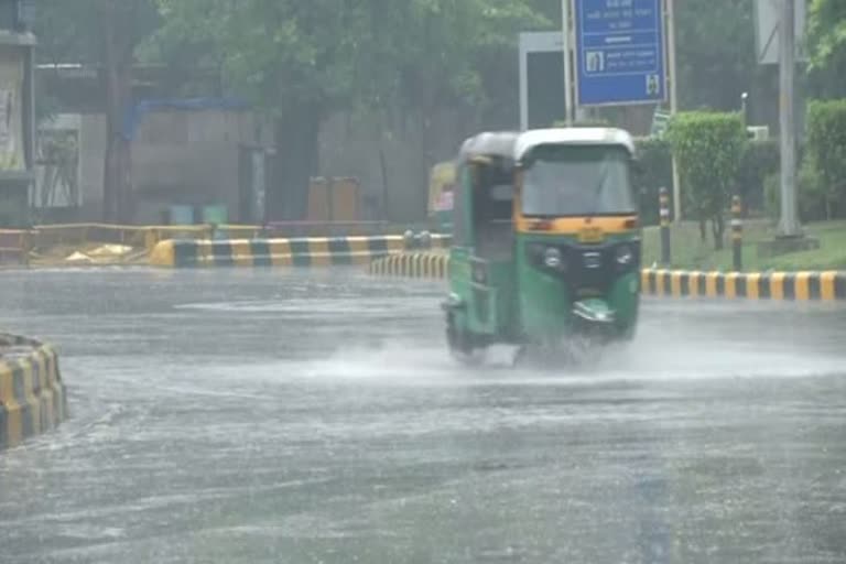  Delhi weather broadcast parts of north India witness light to moderate intensity rain NCR weather തീവ്ര മഴ തുടരും ഉത്തരേന്ത്യയിലെ മഴ