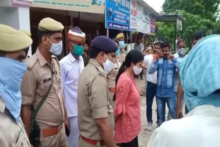 छापेमारी करने पहुंचे पुलिस अधिकारी.