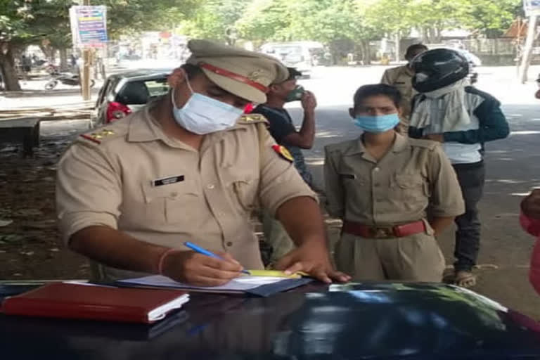 चालान काटती पुलिस.